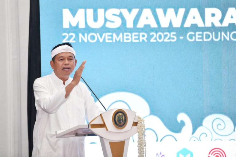 Perkuat Fasilitas Olahraga, KDM Dorong Tiap Kecamatan di Jabar Punya Lapangan Bola Standar Nasional