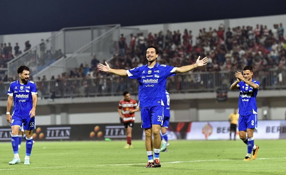 Selebrasi Thom Haye usai mencetak gol keempat Persib Bandung ke gawang Madura United. | Foto: Persib.co.id