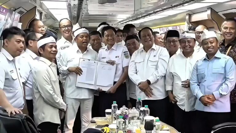 Gubenur Jabar Dedi Mulyadi (KDM) bersama Dirut PT KAI, Wamenhub serta kepala daerah se-Jabar menunjukan PKS pengembangan perkeretaapian Jabar. | Foto: Medsos KDM