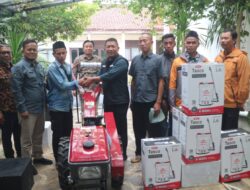 Dukung Peningkatan Produktivitas Pertanian, Pemkab Sukabumi Salurkan Bantuan Alsintan untuk Kelompok Tani