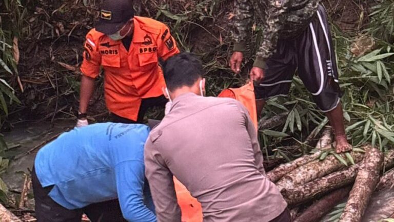 Geger Mayat Pria Membusuk di Sungai Ciparanje Tegalbuleud Sukabumi