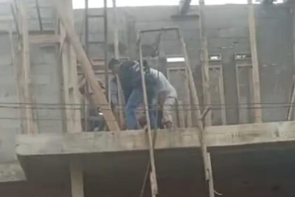 Pekerja bangunan berada di lantai dua bangunan rumah di Desa Cibentang, Gunungguruh, Sukabumi, sesaat sebelum insiden tersengat listrik terjadi pada Minggu (23/11/2025). | Foto: Ist
