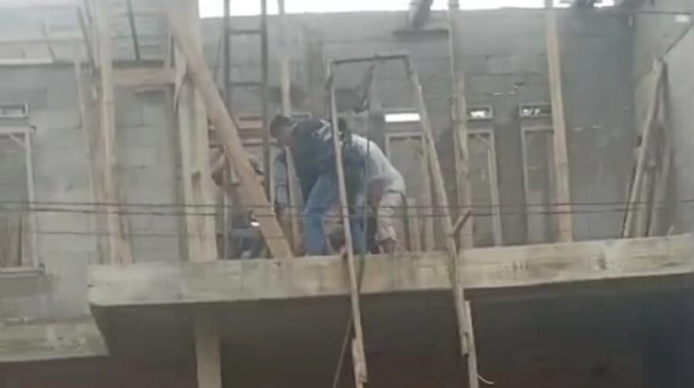 Pekerja bangunan berada di lantai dua bangunan rumah di Desa Cibentang, Gunungguruh, Sukabumi, sesaat sebelum insiden tersengat listrik terjadi pada Minggu (23/11/2025). | Foto: Ist