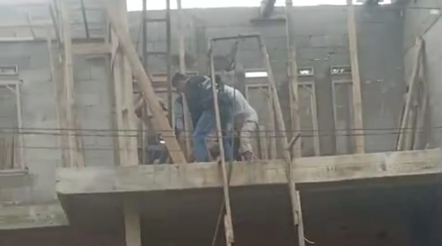 Pekerja bangunan berada di lantai dua bangunan rumah di Desa Cibentang, Gunungguruh, Sukabumi, sesaat sebelum insiden tersengat listrik terjadi pada Minggu (23/11/2025). | Foto: Ist