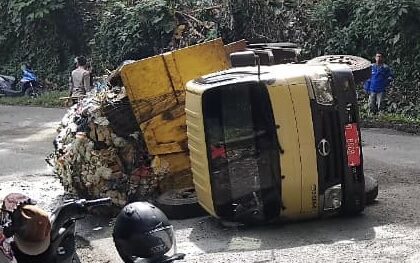 Truk sampah milik DLH Kabupaten Sukabumi terguling di dekat Tanjakan Baeud Warungkiara, Selasa (25/11/2025). | Foto: Ist
