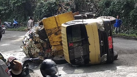 Truk sampah milik DLH Kabupaten Sukabumi terguling di dekat Tanjakan Baeud Warungkiara, Selasa (25/11/2025). | Foto: Ist