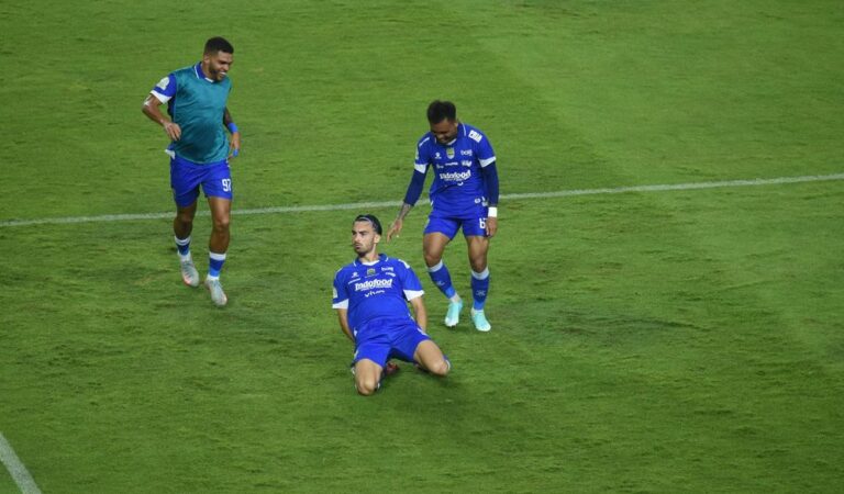 Andrew Jung usai mencetak gol penalti atas Dewa United. | Foto: Persib.co.id