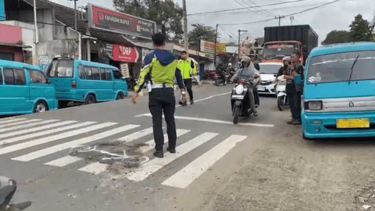 Tragis! Pemotor Tewas Terlindas Truk Box Saat Gagal Mendahului di Cibadak Sukabumi