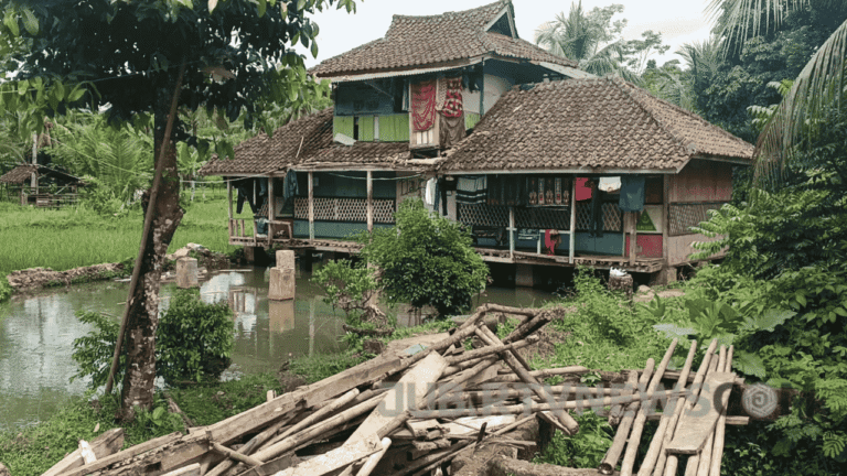 Video: Asrama Santri Ambruk, Puluhan Santri Ponpes Darul Ma’arif Cibitung Sukabumi Terdampak