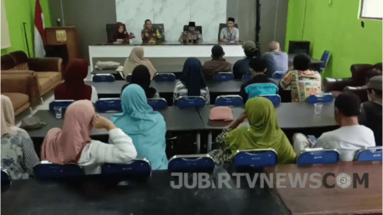 Video: Sinergi Pemerintah dan Warga, Kelurahan Jampangkulon Sukabumi Gelar Rakor dan Beri Insentif RT/RW