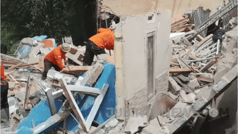 Video: Diduga Akibat Abrasi Sungai, Rumah Usaha Meubel di Warudoyong Sukabumi Ambruk