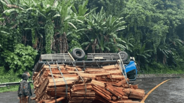 Kronologi Truk Muatan Palet Terguling di Tanjakan Baeud Warungkiara Sukabumi