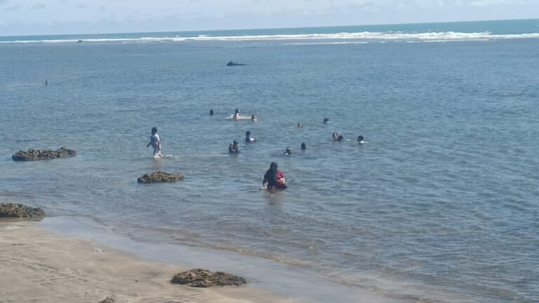 Wisatawan Lokal Dominasi Kunjungan ke Pantai Minajaya Sukabumi Saat Libur Nataru