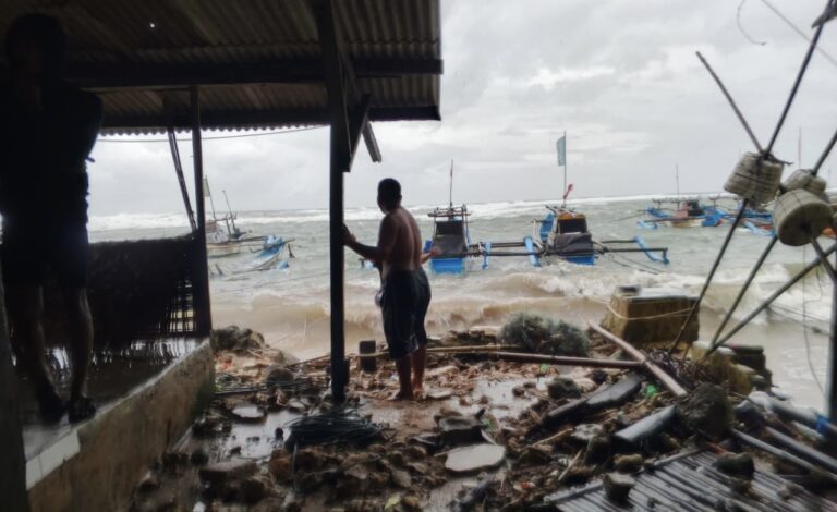 Banjir Rob Terjang Ujunggenteng Jelang Tahun Baru 2026, Jalur Pesisir Sempat Dialihkan