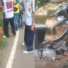 Warga saat mengevakuasi pemotor yang terjatuh hingga masuk parit di Simpenan Sukabumi. | Foto: Ist