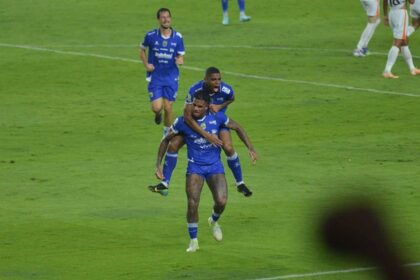 Selebrasi Penyerang Persib Bandung, Ramon Tanque, usai cetak gol perdananya saat menghadapi Borneo FC di GBLA, Jumat (5/12/2025). | Foto: Persib.co.id