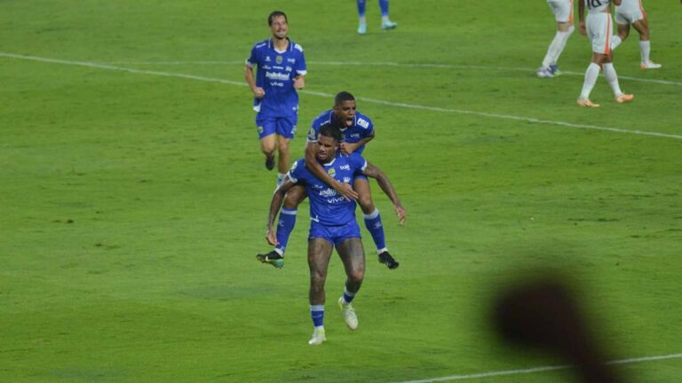 Selebrasi Penyerang Persib Bandung, Ramon Tanque, usai cetak gol perdananya saat menghadapi Borneo FC di GBLA, Jumat (5/12/2025). | Foto: Persib.co.id