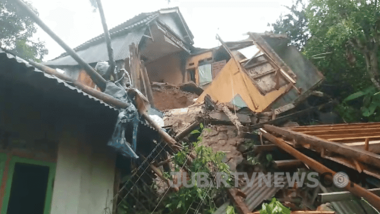 Dampak Cuaca Ekstrem, 2 Rumah Milik Warga Cisolok Sukabumi Ambruk