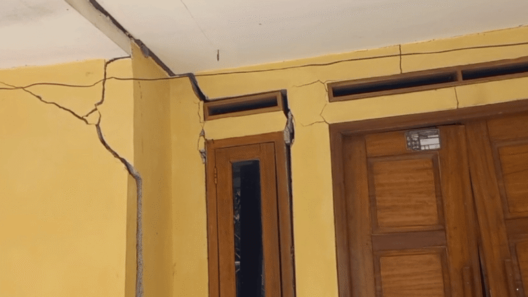 Hujan Deras Picu Pergerakan Tanah, Fasum dan Permukiman Warga Warungkiara Terdampak