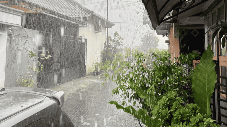 Sejak Pagi Sejumlah Daerah Berpotensi Diguyur Hujan Lebat, Prakiraan Cuaca Jabar 17 Desember 2025