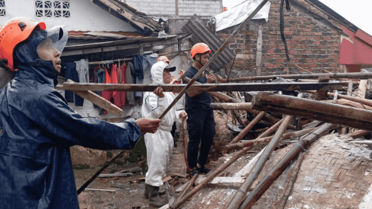Diterpa Cuaca Ekstrem, Rumah Warga Gunungpuyuh Sukabumi Ambruk