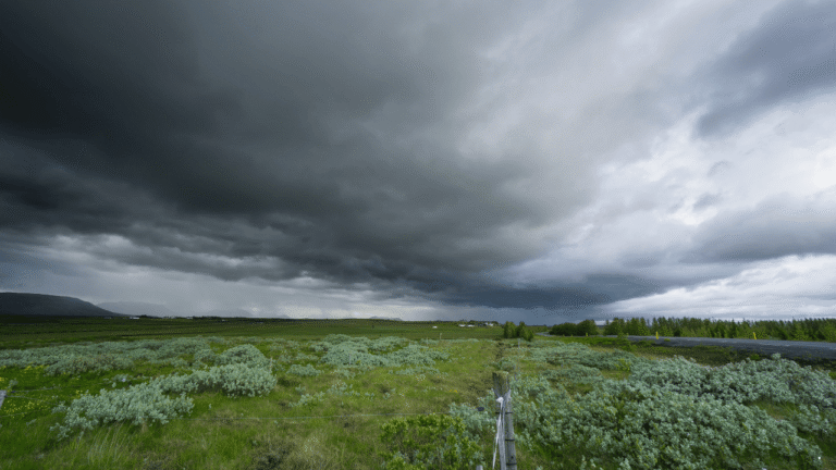 Hujan Mengintai Wilayah Utara hingga Selatan, Prakiraan Cuaca Jabar 22 Desember 2025