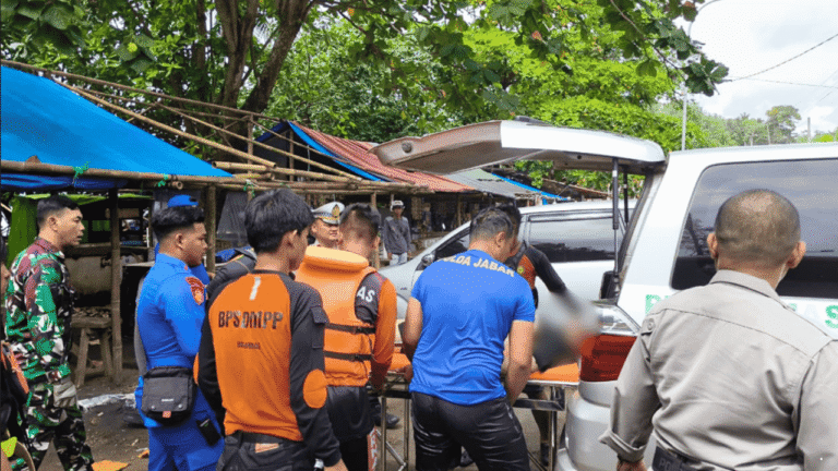 Wisatawan Tanpa Identitas Meninggal usai Terseret Ombak di Pantai Karanghawu Sukabumi