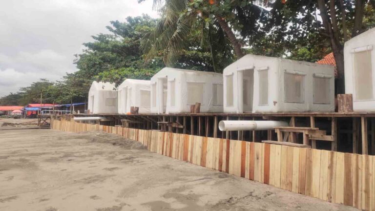 Tenda yang kemungkinan digunakan wisata glamping di Pantai Citepus diduga ilegal. | Foto: Muri