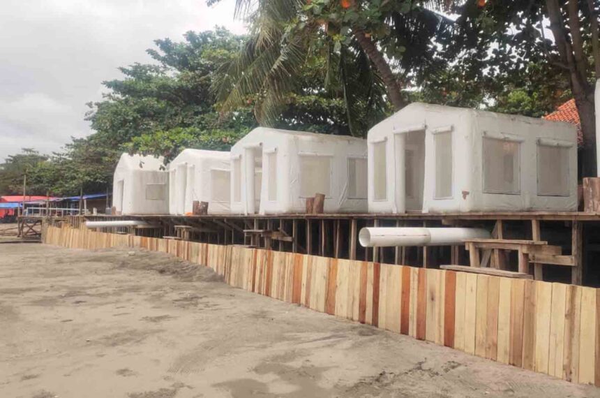 Tenda yang kemungkinan digunakan wisata glamping di Pantai Citepus diduga ilegal. | Foto: Muri