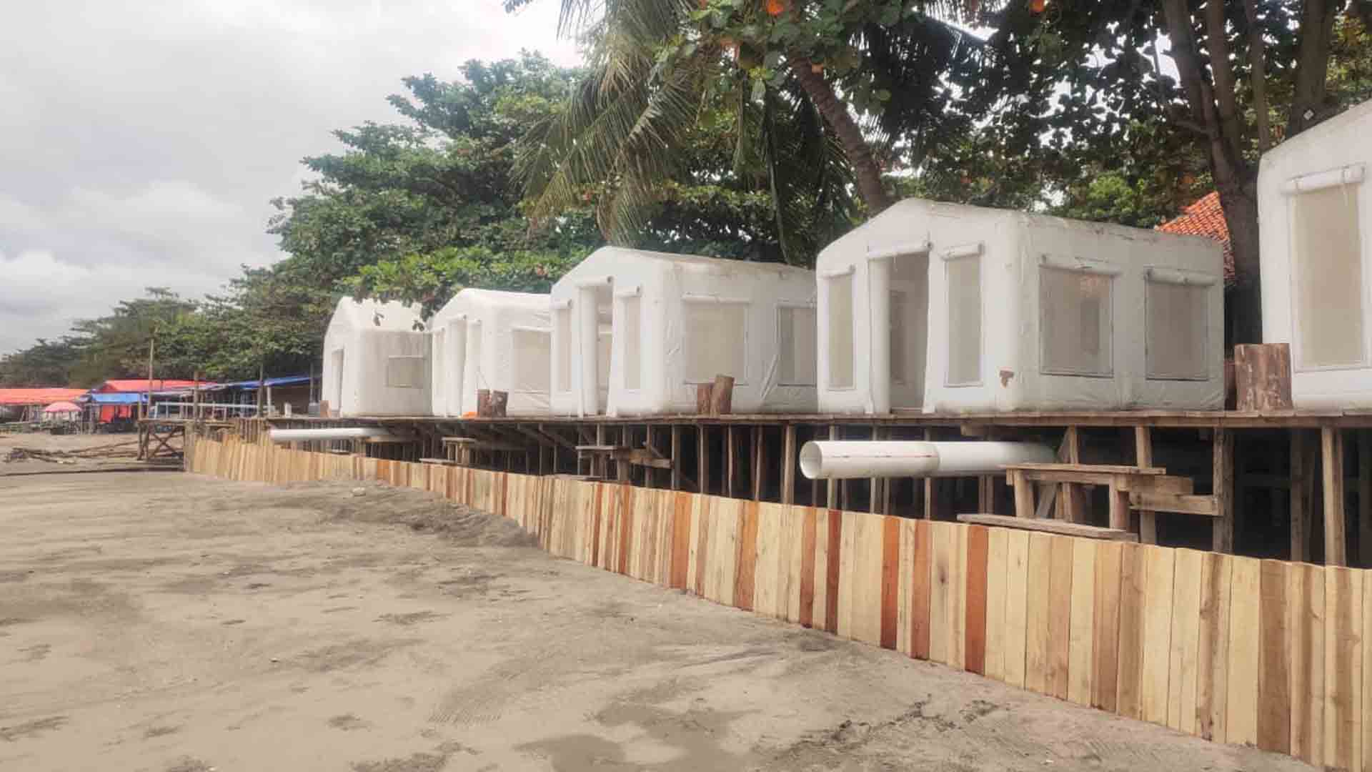 Tenda yang kemungkinan digunakan wisata glamping di Pantai Citepus diduga ilegal. | Foto: Muri