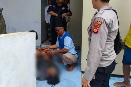 Proses evakuasi jasad pria asal Majalengka yang meninggal di WC masjid di Jampangkulon Sukabumi. | Foto: Ist