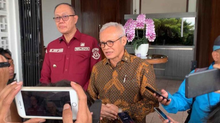 Wakil Ketua Komisi II DPR RI, Aria Bima didampingi Wali Kota Ayep Zaki saat membahas soal wacana penggabungan Susukecir ke Kota Sukabumi. | Foto: Ist