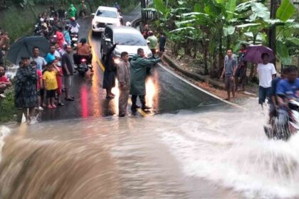 Petugas mengamankan lalulintas ketika Jalan Nasional Cisolok Sukabumi amblas. | Foto: Ist