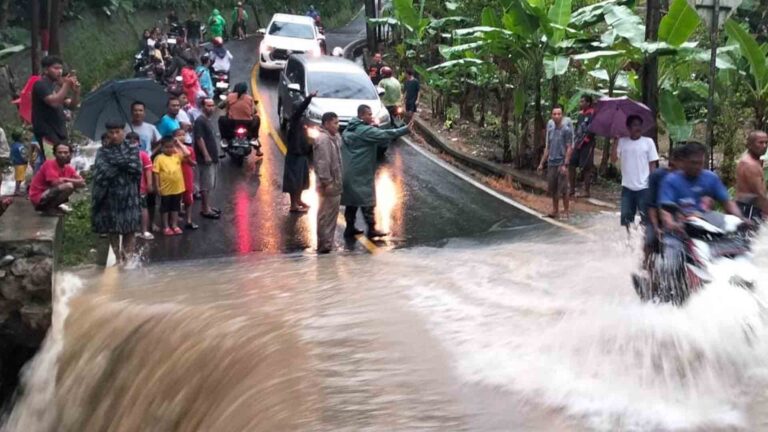Petugas mengamankan lalulintas ketika Jalan Nasional Cisolok Sukabumi amblas. | Foto: Ist