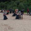 Ratusan relawan dari berbagai instansi dan komunitas membersihkan sampah di kawasan Pantai Pangumbahan, Kecamatan Ciracap, dalam Aksi Jabar Raksa Sagara 2025, Selasa (2/12/2025). | Foto: Candra