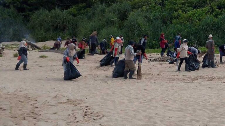 Ratusan relawan dari berbagai instansi dan komunitas membersihkan sampah di kawasan Pantai Pangumbahan, Kecamatan Ciracap, dalam Aksi Jabar Raksa Sagara 2025, Selasa (2/12/2025). | Foto: Candra
