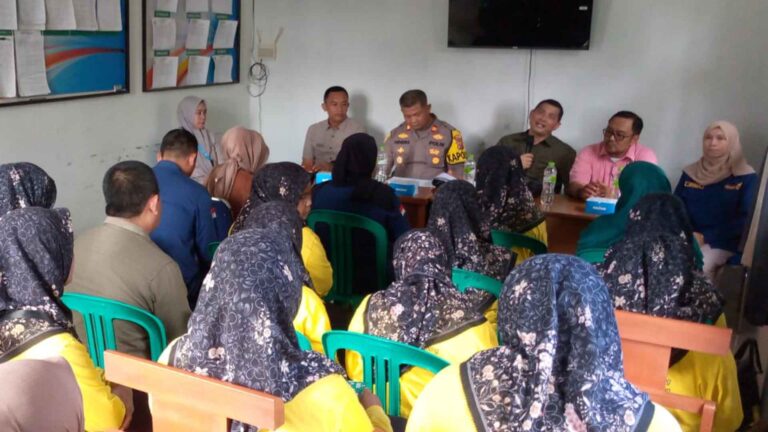 Lokakarya Mini di Kantor UPTD Dalduk Surade, Kecamatan Surade, Kabupaten Sukabumi, Selasa (2/12/2025). | Foto: Ist