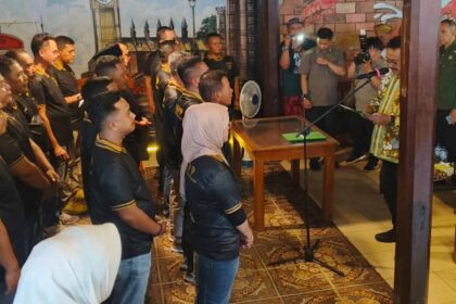 Bupati Sukabumi Asep Japar saat melantik pengurus Paguyuban Kepala Desa dan Perangkat Desa Pajampangan (PKPP). | Foto: Candra