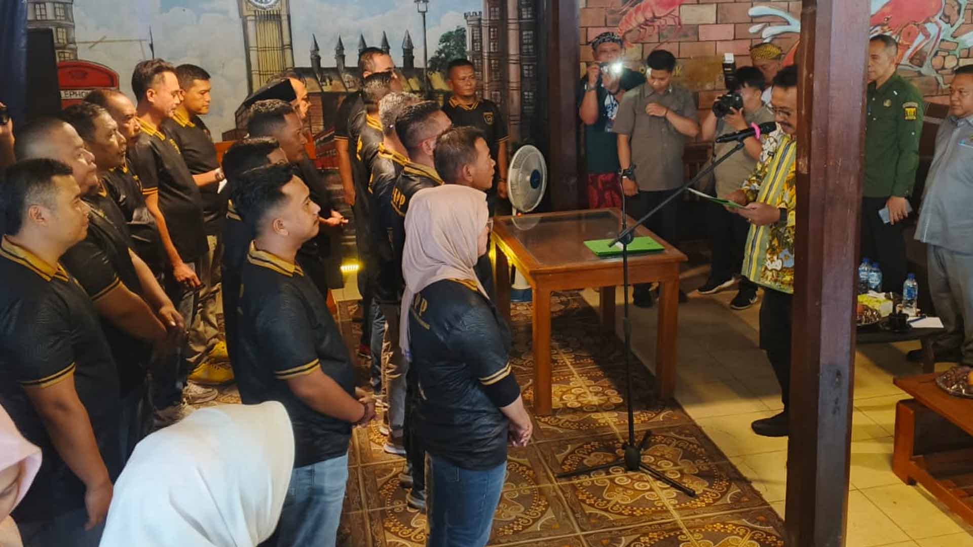 Bupati Sukabumi Asep Japar saat melantik pengurus Paguyuban Kepala Desa dan Perangkat Desa Pajampangan (PKPP). | Foto: Candra
