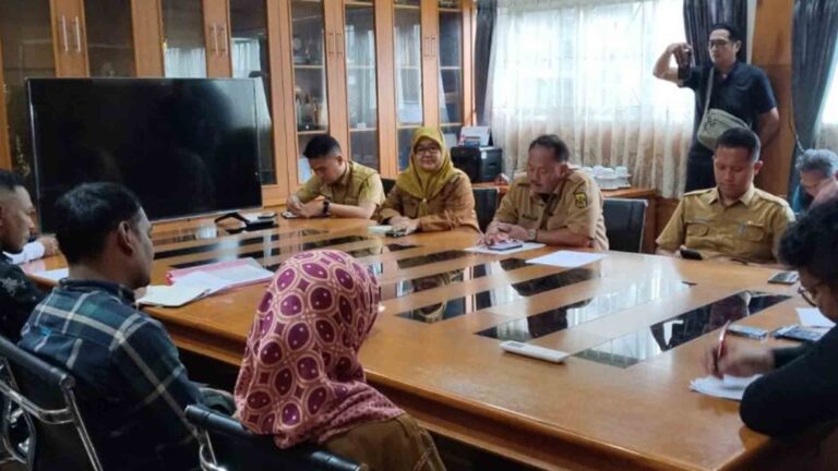 Audiensi Aliansi Honorer Nasional (DPD AHN) Kabupaten Sukabumi di Aula Dinas Pendidikan, Senin (1/12/2025) | Foto : Dok. Humas DPRD
