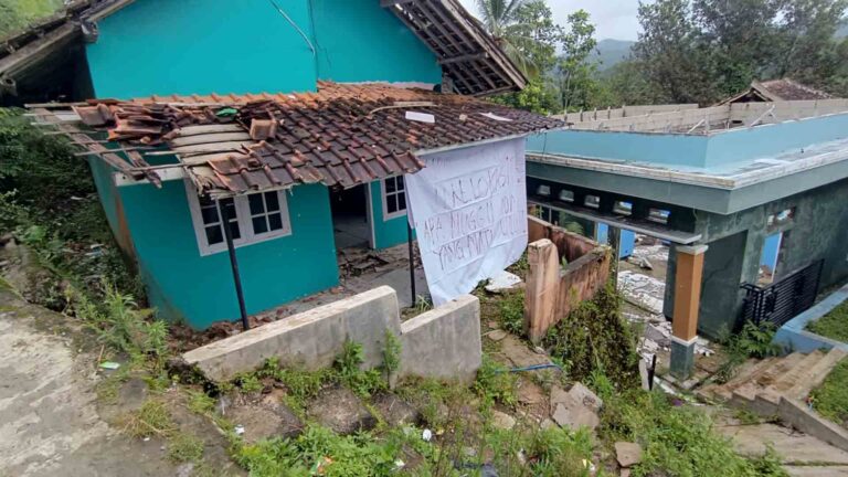 Bencana Kembali Menghantam, Janji Tak Kunjung Datang: Setahun Kelam Warga Gempol Sukabumi dalam Lingkaran Tanah Bergerak