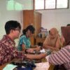 Tim Medis RSUD memberikan pelayanan kesehatan gratis bagi korban bencana Simpenan, Kabupaten Sukabumi, di lokasi. | Foto: Ist