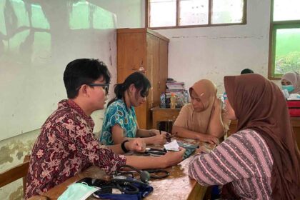 Tim Medis RSUD memberikan pelayanan kesehatan gratis bagi korban bencana Simpenan, Kabupaten Sukabumi, di lokasi. | Foto: Ist