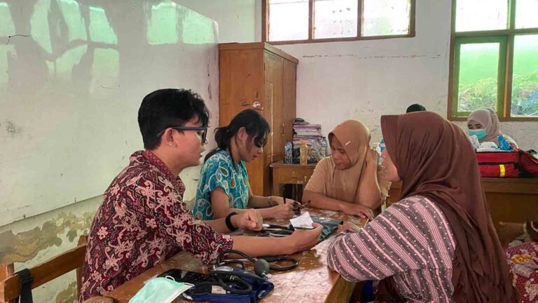 Tim Medis RSUD memberikan pelayanan kesehatan gratis bagi korban bencana Simpenan, Kabupaten Sukabumi, di lokasi. | Foto: Ist