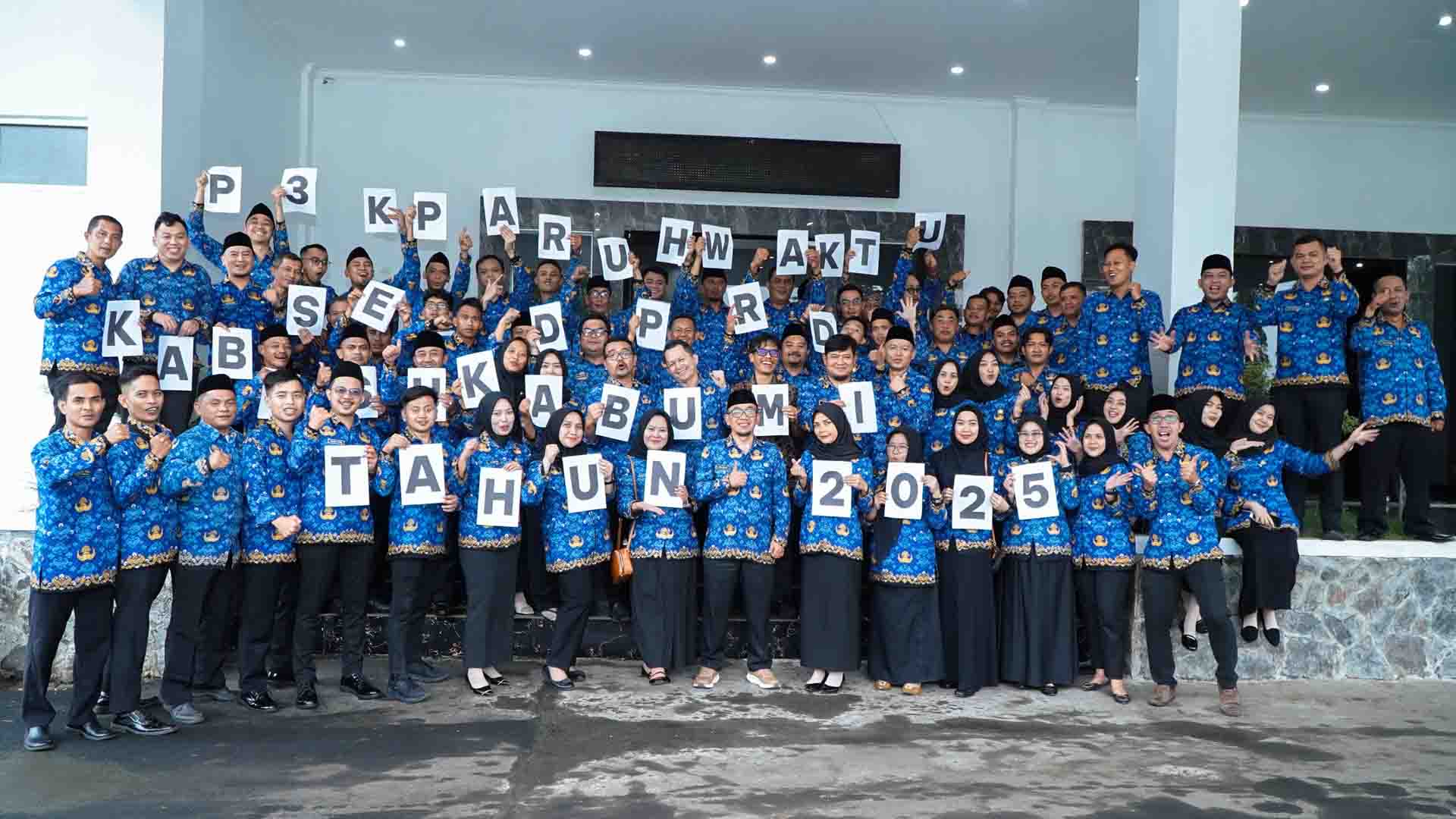 78 pegawai honorer di lingkungan Sekretariat DPRD Kabupaten Sukabumi resmi dilantik menjadi PPPK Paruh Waktu, Kamis (4/12/2025). | Foto: Humas DPRD