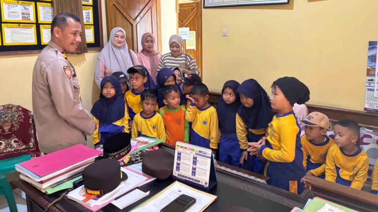 Belajar Disiplin Sejak Dini, Polsek Jampangkulon Kenalkan Tugas Polisi Pada Siswa TK