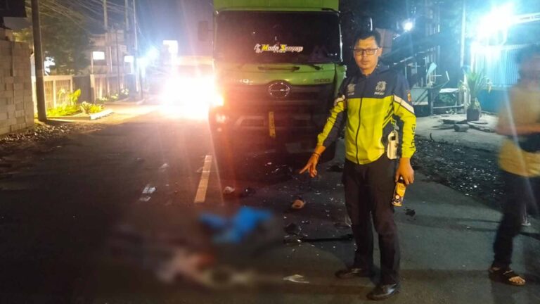 Polisi saat olah TKP kecelakaan maut motor bonceng tiga tabrak truk di Jalan Nasional Sukabumi-Bogor, Cibadak Sukabumi, Rabu (3/12/2025) dini hari. | Foto: Dok. Satlantas Polres Sukabumi
