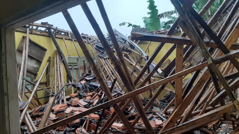 Atap MDTA di Nyalindung Sukabumi Ambruk Diterjang Cuaca Ekstrem, Belajar Dialihkan ke Mushola