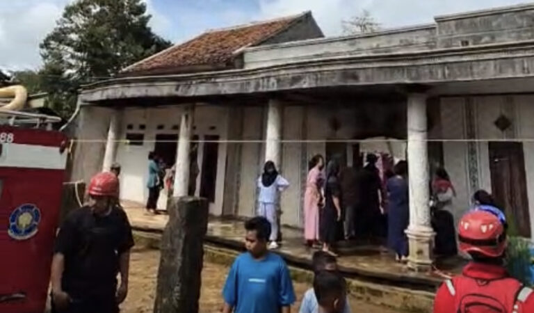 Jalan Rusak Tak Surutkan Langkah Damkar Tangani Kebakaran Nyata di Waluran Sukabumi Usai Terkecoh Hoaks