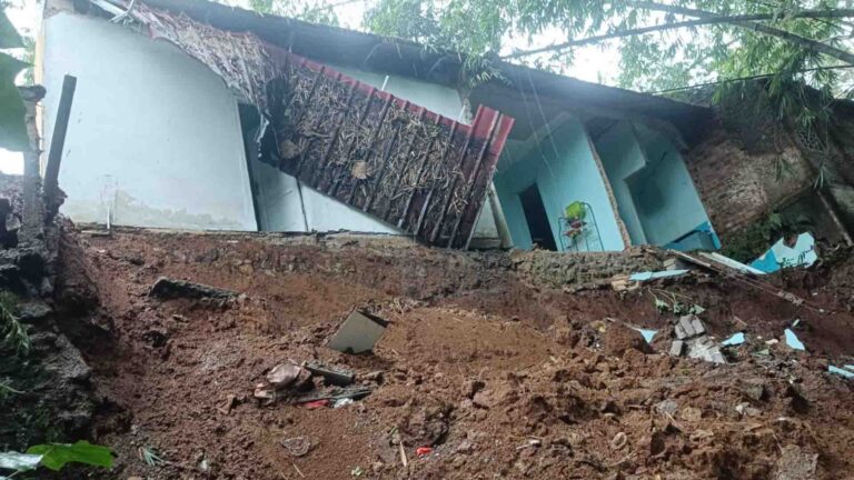 Bencana Landa 6 Kecamatan di Sukabumi dalam Sehari, Balita Mengungsi hingga Akses Jalan Terputus